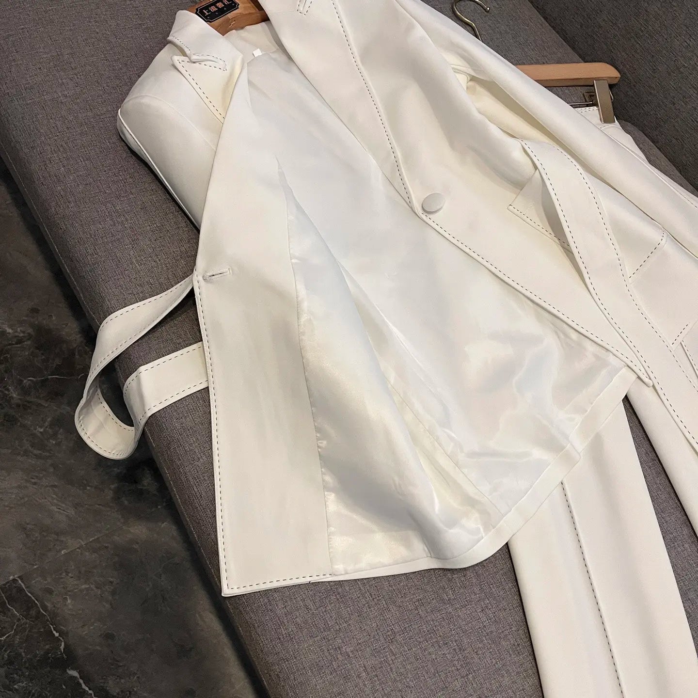 2025 New Arrival Lady Designed Quilted Office Casual 2Pcs Long Sleeve Single Button Blazer With Belt Flared Pants Solil Suit